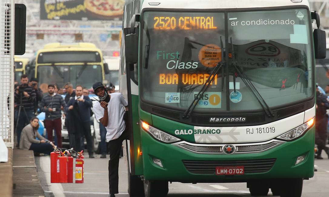 O sequestro de ônibus na ponte Rio-Niterói Foto: Fabiano Rocha / Agência O Globo