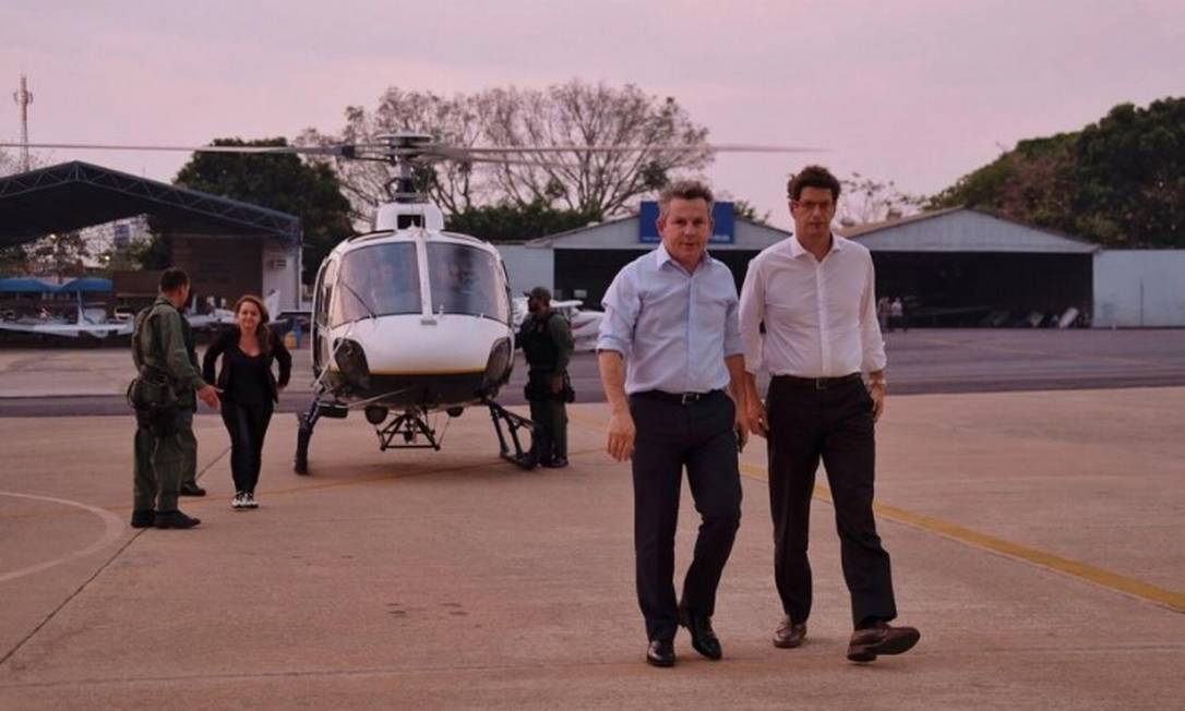 O ministro Ricardo Salles (à direita), ao lado do governador do Mato Grosso, Mauro Mendes, no Aeroporto de Cuiabá Foto: Divulgação/MMA