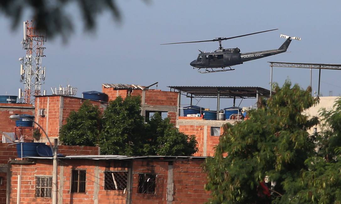 Tensão: helicóptero sobre a Cidade de Deus durante operação, em março Foto: Fabiano Rocha / Agência O Globo