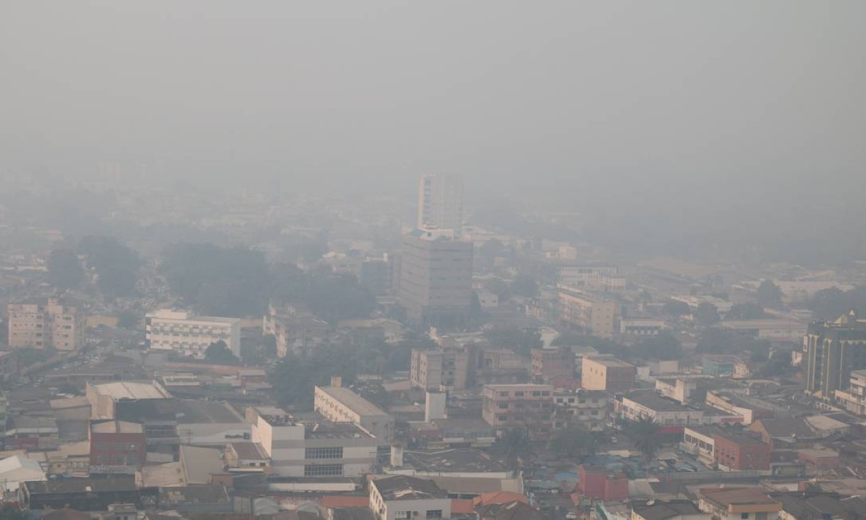 O horizonte da cidade de Porto Velho (RO) encoberto pela fumaça das queimadas na mata Foto: Roni Carvalho/Diário da Amazônia / Agência O Globo