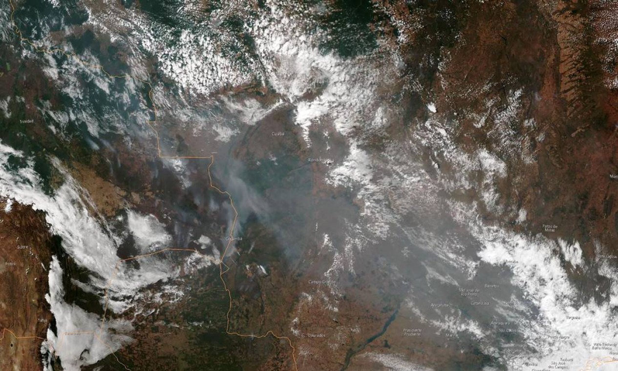 Imagem de satélite obtida em 21 de agosto de 2019, cortesia da Administração Nacional Oceânica e Atmosférica (NOAA), mostra a fumaça de vários incêndios nos estados brasileiros do Amazonas, Pará, Mato Grosso e Rondônia em chamas. O NOAA é uma instituição governamental que faz parte do Departamento de Comércio dos Estados Unidos Foto: HO / AFP