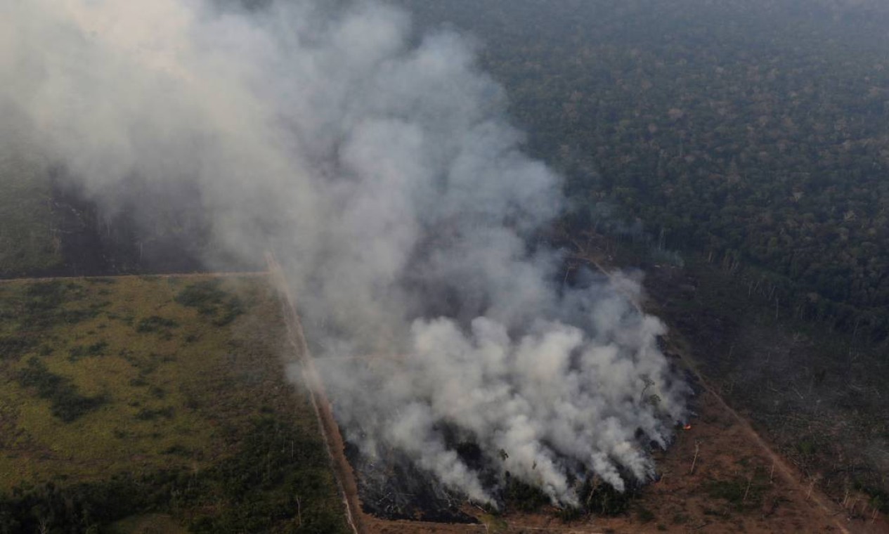 Mata incendiada no entorno de Porto Velho, Rondônia. Segundo dados do Programa Queimadas, do Instituto Nacional de Pesquisas Espaciais (Inpe), a Amazônia concentra mais da metade (52,5%) dos focos de queimadas de 2019 no Brasil Foto: UESLEI MARCELINO / REUTERS