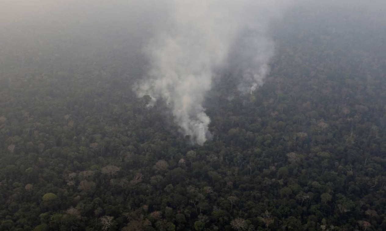 No meio da floresta amazônica, perto de Porto Velho, fumaça de foco de incêndio Foto: UESLEI MARCELINO / REUTERS