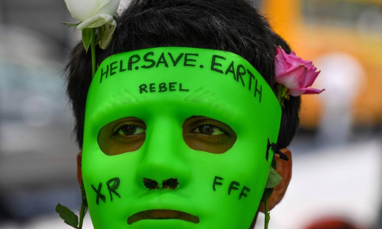 Protesto em frente ao Consulado-Geral do Brasil em Mumbai, Índia, pela preservação da Amazônia Foto: INDRANIL MUKHERJEE / AFP