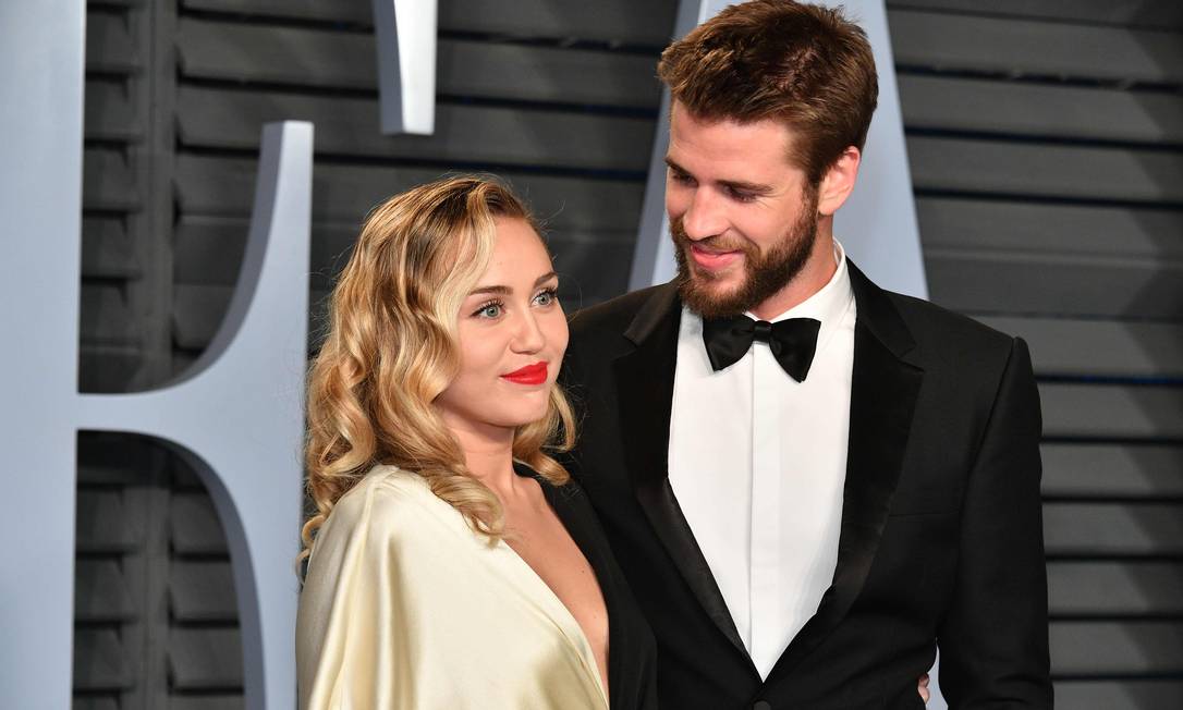 Miley Cyrus e Liam Hemsworth na festa da Vanity Fair pós-Oscar em 2018: cantora fez desabafo no Twitter após rumores que traição teria levado a separação Foto: DIA DIPASUPIL / AFP
