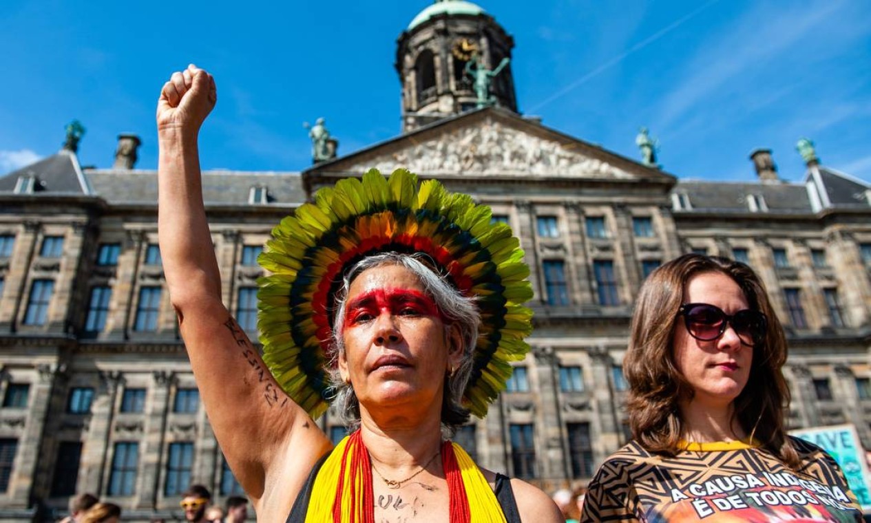 Manifestante caracterizada como indigena no protesto em Amsterdã, Holanda Foto: ROMY FERNANDEZ / AFP
