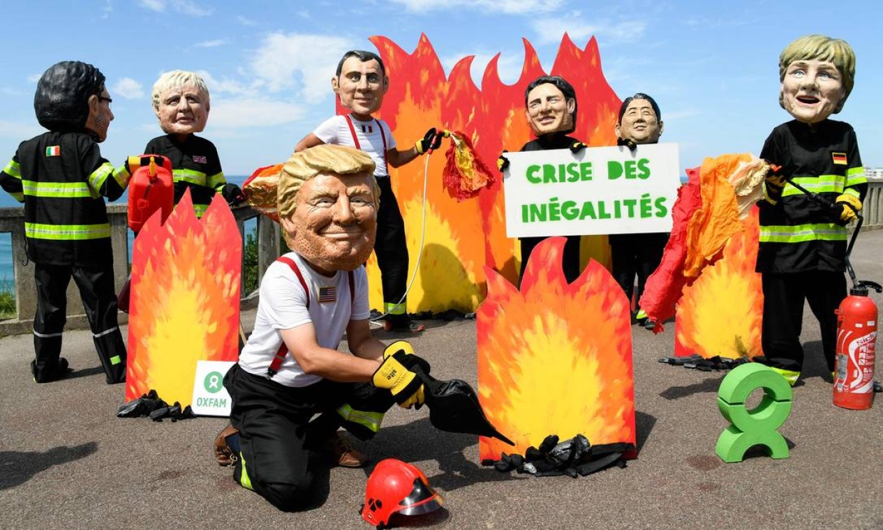 Protesto em Biarritz, França, onde acontece o encontro do G7, contra o desmatamento e incêndios na floresta amazônica. O G7 reúne os sete países com a economia mais avançadas do mundo, de acordo com o Fundo Monetário Internacional (FMI) Foto: BERTRAND GUAY / AFP