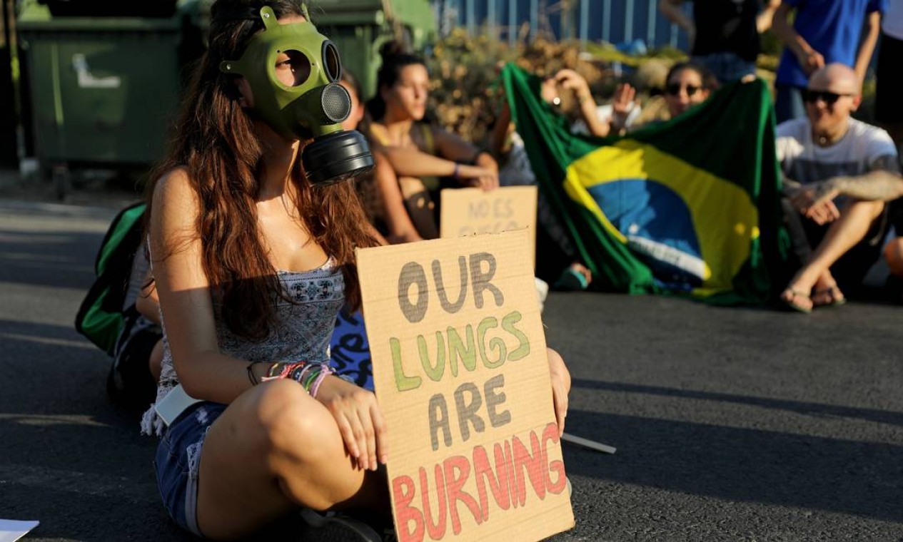 Ativistas participam de um protesto do lado de fora da embaixada do Brasil em Nicósia, Chipre Foto: YIANNIS KOURTOGLOU / REUTERS