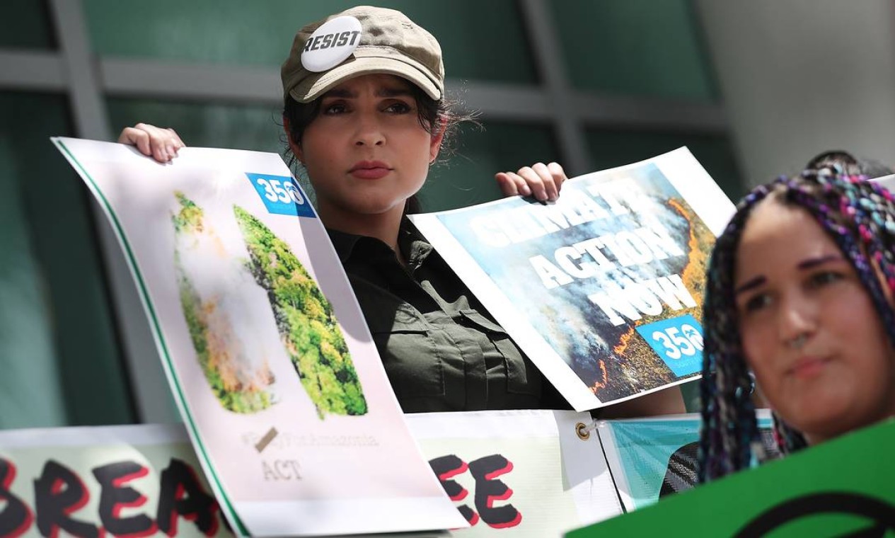 A blogueira cubana Yadira Escobar, que reside em Miami, na Flória, se junta a ativistas como que protestam pela proteção da floresta amazônica em frente ao consulado brasileiro em Coral Gables Foto: JOE RAEDLE / AFP