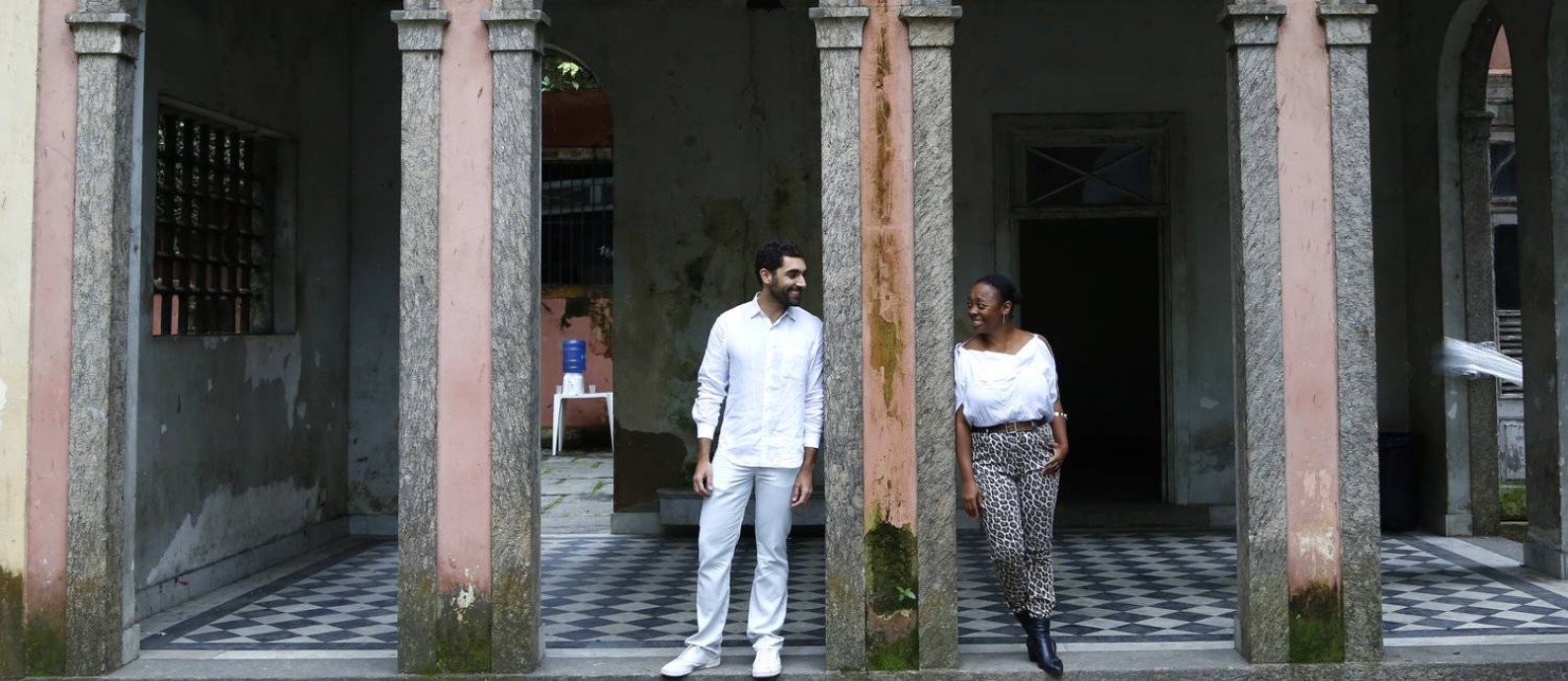 Bernardo Mosqueira e Keyna Eleison, curadores do Manjar 'Para habitar liberdades' Foto: Agência O Globo