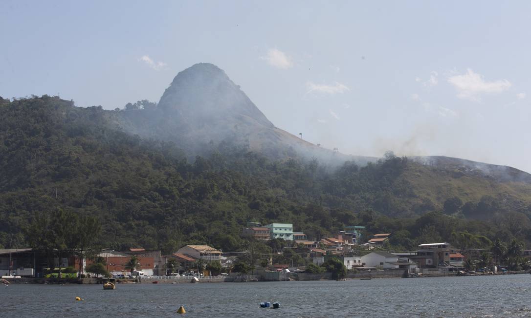 Sinais de fogo. No Morro do Pico, em Jurujuba, fumaça expõe, no último dia 14, focos de incêndio em área verde Foto: Bruno Kaiuca / Agência O Globo