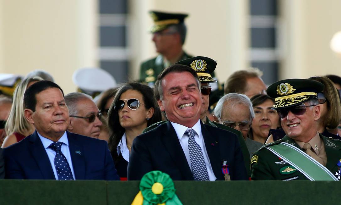 Bolsonaro assiste a cerimônia do Dia do Soldado ao lado do vice-presidente, Hamilton Mourão Foto: SERGIO LIMA / AFP