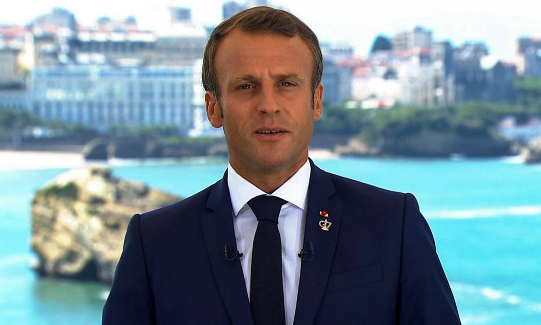 Presidente francês Emmanuel Macron fala antes do início da reunião de cúpula do G7, que começa neste sábado, em Biarritz, na França Foto: AFP