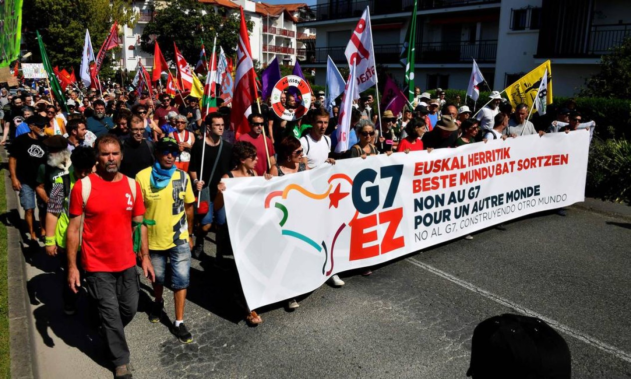 Protesto na França acontece durante o primeiro dia da Cúpula do G7 em Biarritz, na qual participam os líderes das sete potências econômicas do mundo Foto: Georges Gobet / AFP