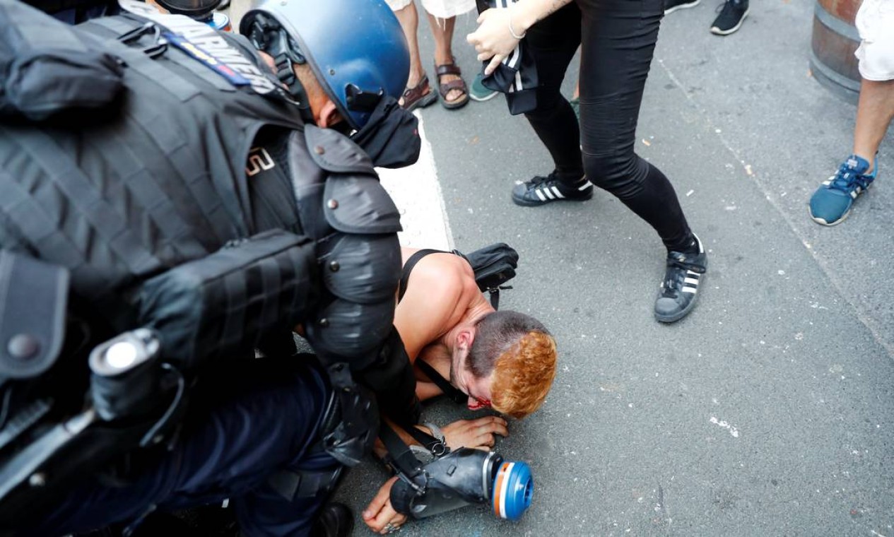 Mais de 13 mil policiais, apoiados por soldados, estão guardando o local da cúpula de Biarritz e a polícia temia que grupos anarquistas tentassem impedir o protesto de sábado. A polícia prendeu 17 pessoas por esconder seus rostos. Foto: Sergio Perez / Reuters