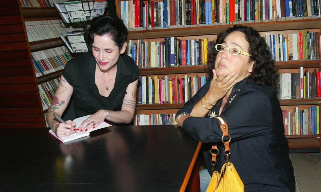 Noite de autógrafo do livro "Dores do amor romântico", de Fernanda Young (à esquerda) com a atriz Claudia Jimenez Foto: Marcos Ramos / Agência O Globo