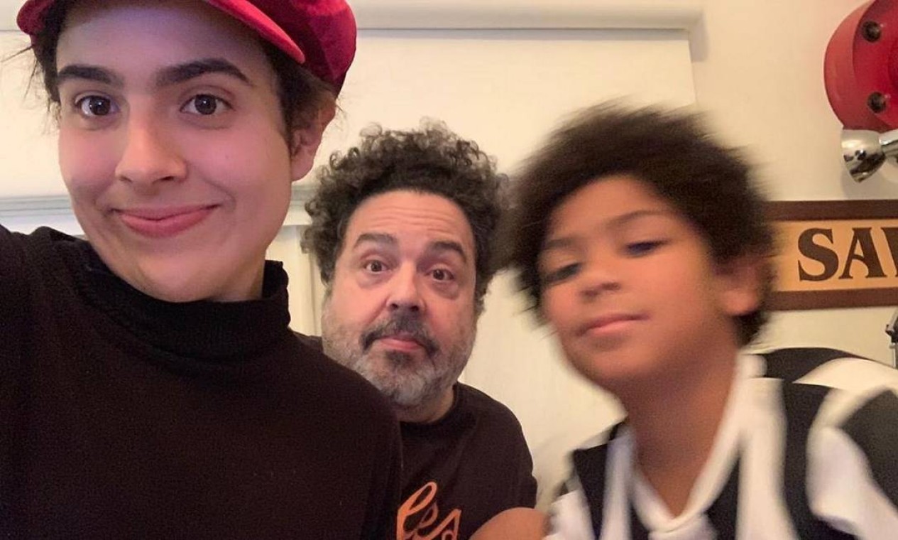 O marido de Fernanda Young, Alexandre Machado (no meio), e os filhos Cecília Madonna (à esquerda) e John Foto: Reprodução Instagram