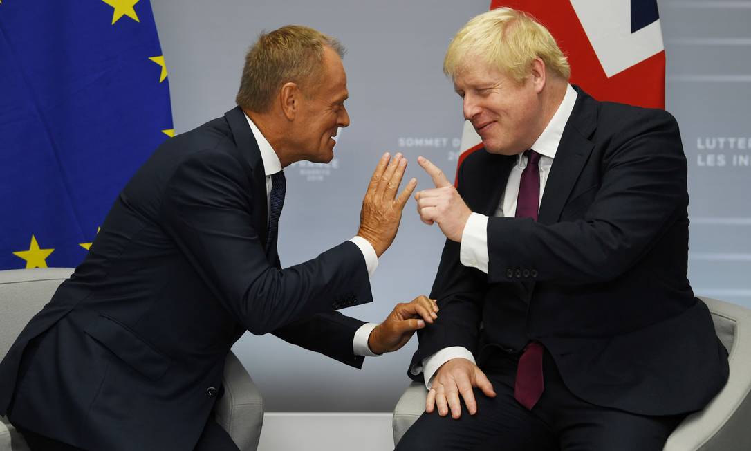 O primeiro-ministro britânico, Boris Johnson (direita), brinca com o presidente do Conselho Europeu, Donald Tusk, durante o encontro bilateral que tiveram em meio à cúpula do G7em Biarritz, França Foto: POOL / REUTERS