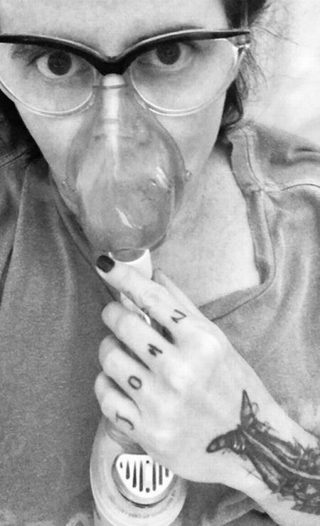 Em post compartilhado no Instagram em 04/07/2019, Fernanda publica foto fazendo nebulização durante uma crise de asma Foto: Reprodução
