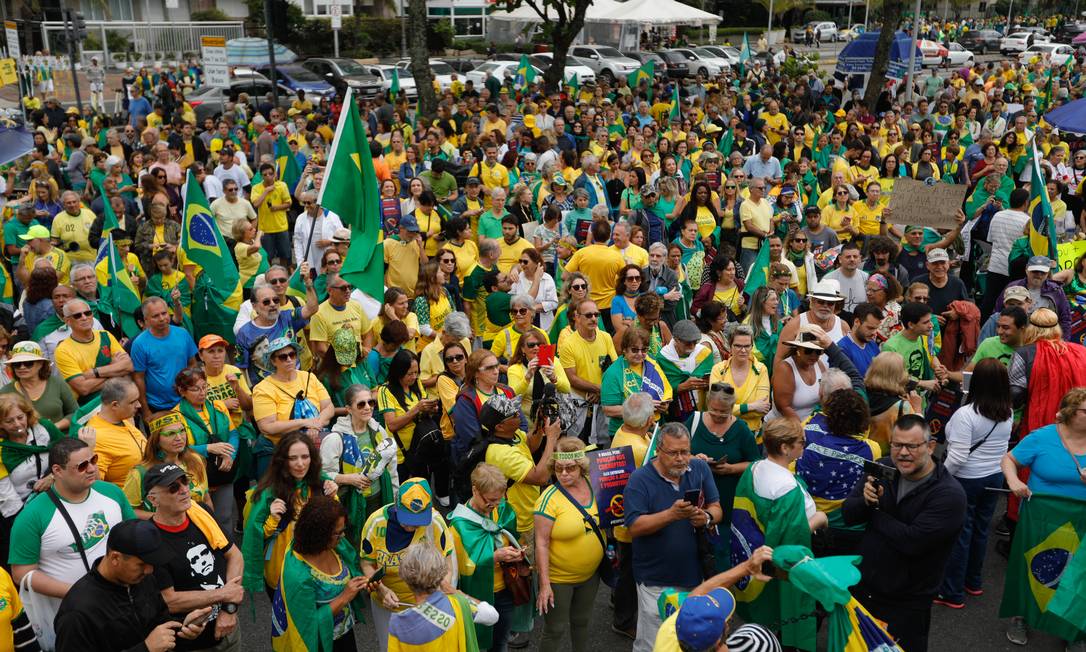 Manifestantes pedem veto a texto que define crime de abuso de autoridade, na orla de Copacabana, Zona Sul do Rio Foto: Brenno Carvalho / Agência O Globo
