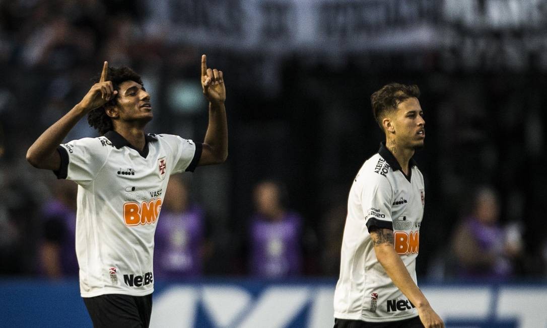 Talles Magno ergue as mÃ£os aos cÃ©us para comemorar seu primeiro gol como profissional Foto: Guito Moreto / Guito Moreto