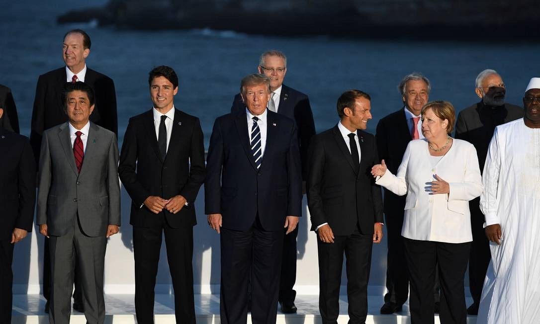 O primeiro-ministro japonês Shinzo Abe (esquerda para a direita), o primeiro-ministro do Canadá Justin Trudeau, o presidente dos EUA Donald Trump, o presidente francês Emmanuel Macron, e a chanceler alemã Angela Merkel com convidados da reunião de cúpula do G7 em Biarritz, França Foto: POOL / REUTERS
