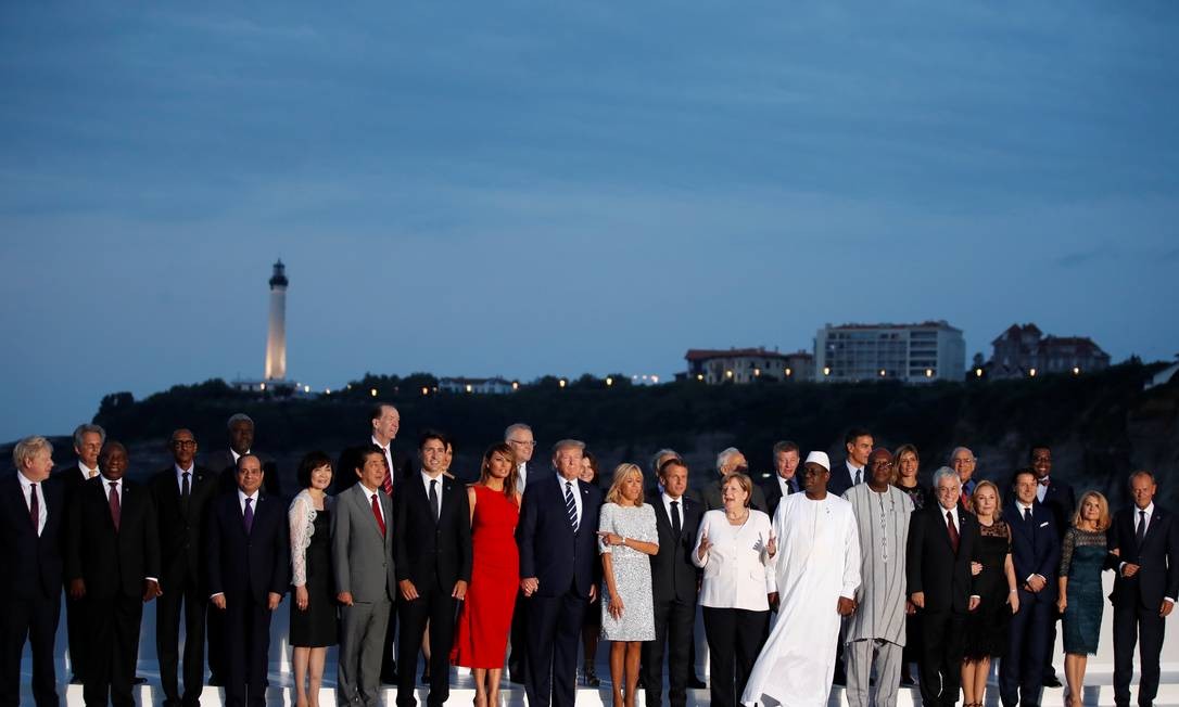 Líederes do G7 com familiares e convidados da reunião em Biarritz, França. O G7 é composto pelos líderes de Alemanha, Canadá, Estados Unidos, França, Itália, Japão e Reino Unido, embora a União Europeia também esteja representada Foto: CHRISTIAN HARTMANN / REUTERS