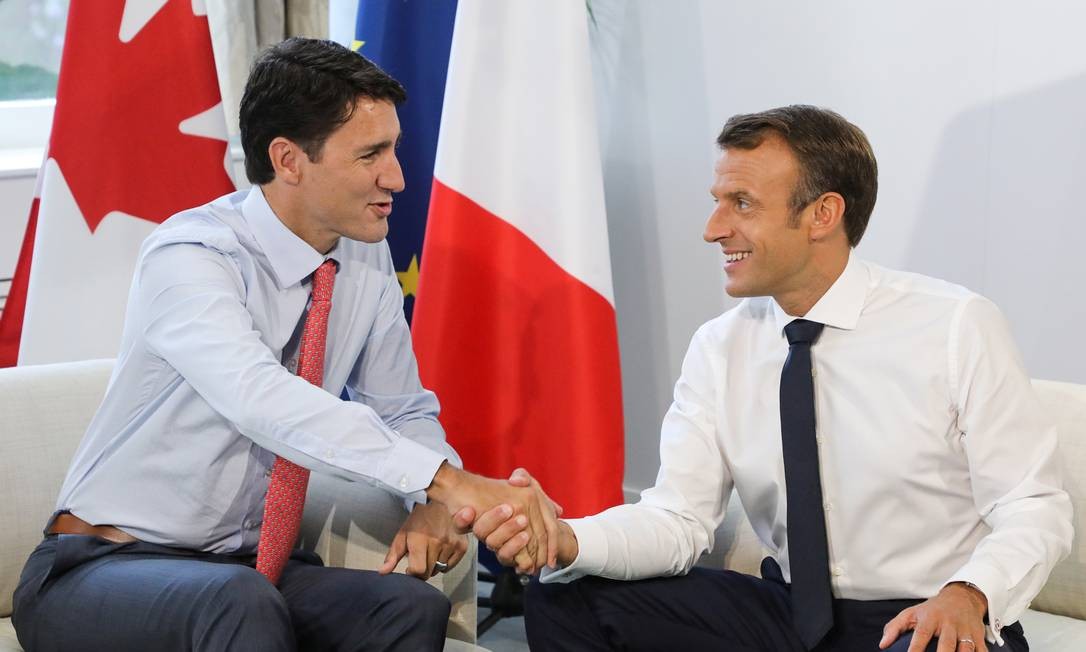 O primeiro-ministro do Canadá Justin Trudeau (esquerda) e o presidente da França Emmanuel Macron em reunião durante encontrdo do G7 Foto: LUDOVIC MARIN / REUTERS