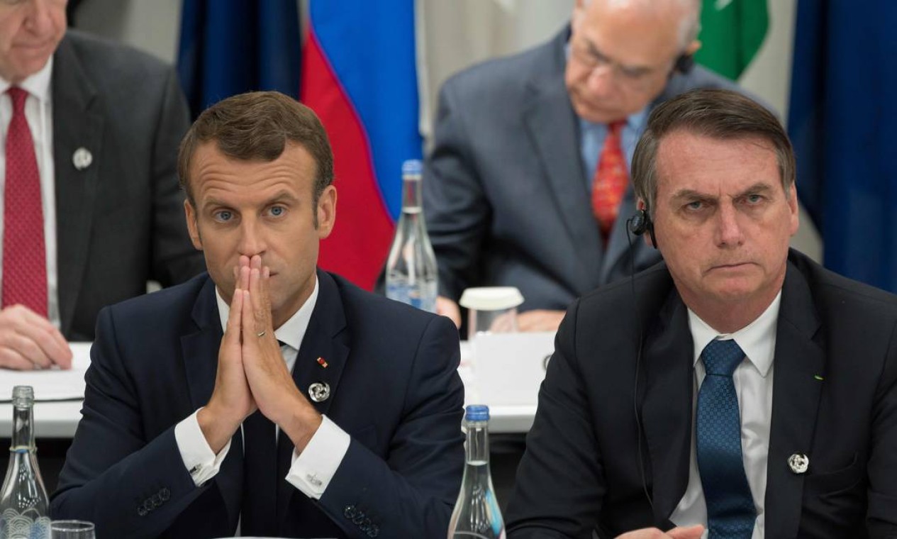 Macron falou ainda sobre o primeiro encontro com o presidente Jair Bolsonaro, durante a reunião do G20, no Japão. "Ele me falou, uma mão sobre o coração, que tudo faria pelo reflorestamento e o engajamento com o Acordo de Paris para poder assinar o acordo do Mercosul com a União Europeia. Quinze dias depois fazia o contrário, demitindo cientistas. Pode-se dizer que não me falou a verdade", disse Macron Foto: JACQUES WITT / AFP