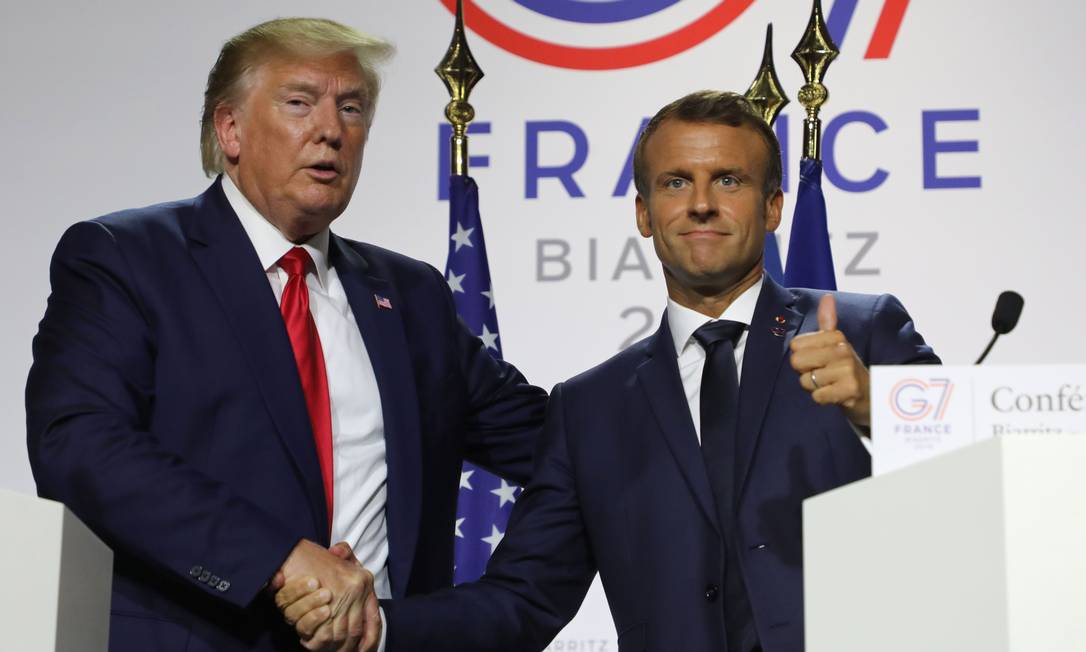 Presidente dos EUA, Donald Trump, durante entrevista ao lado do francês Emmanuel Macron. Trump ficou isolado em vários debates no G7, mas ninguém falou abertamente sobre isso com ele Foto: LUDOVIC MARIN / AFP