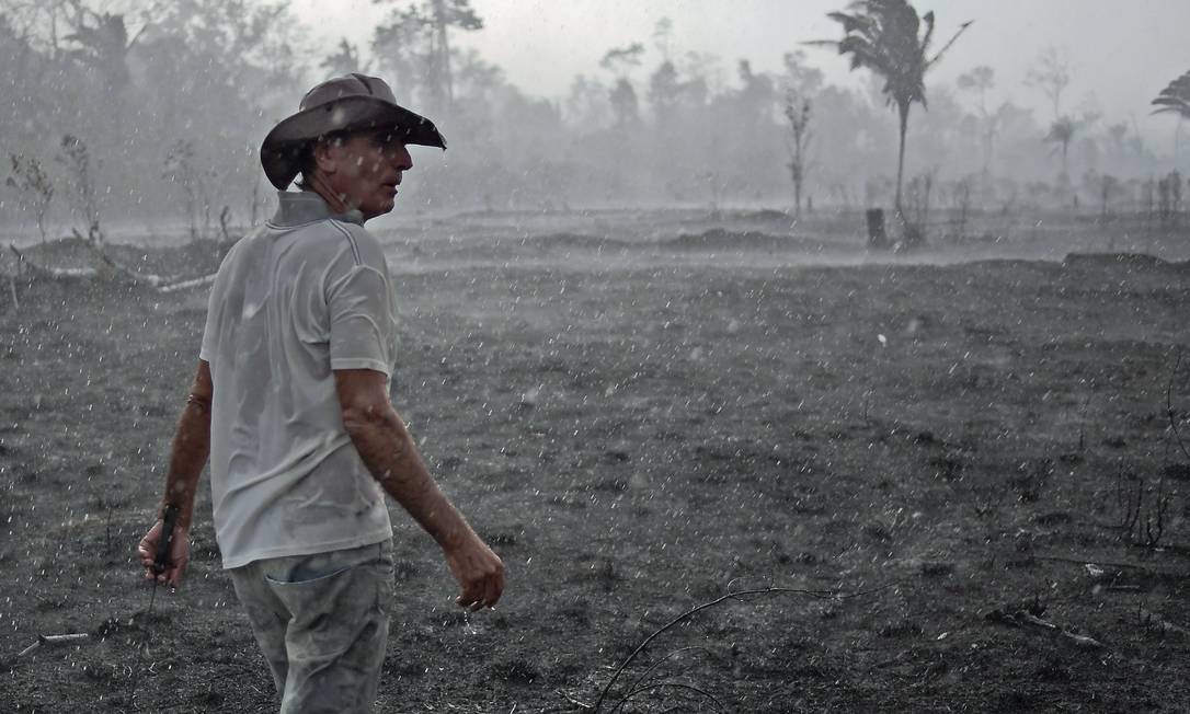 O agricultor Aurelio Andrade caminha por uma área queimada da floresta amazônica, perto de Porto Velho, capital de Rondônia Foto: CARL DE SOUZA / AFP