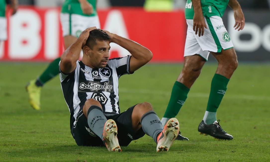 Diego Souza lamenta chance perdida no empate com a Chapecoense Foto: Marcelo Regua / AgÃªncia O Globo