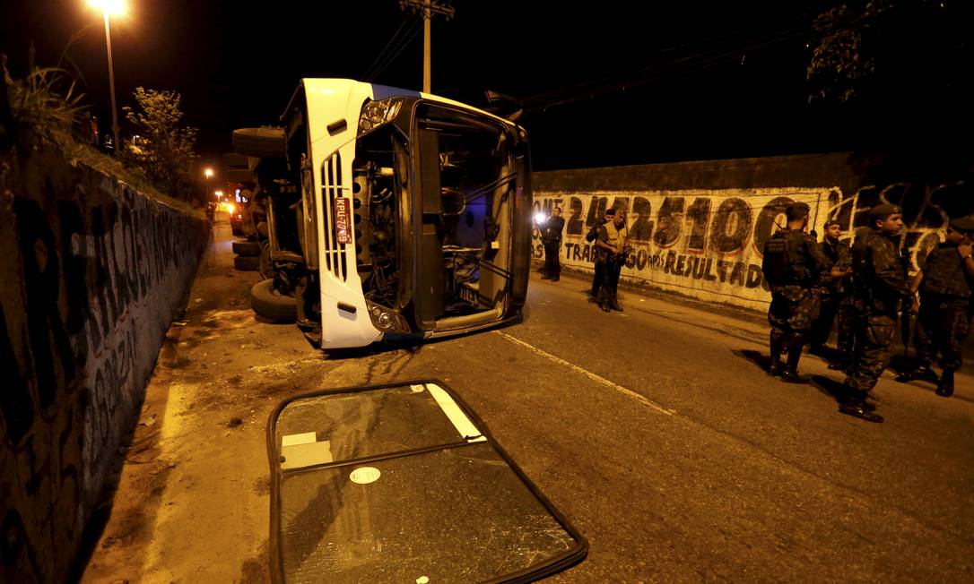 Ônibus intermunicipal tombou do viaduto em Deodoro; ainda não há informação sobre feridos Foto: Marcelo Theobald / Agência O Globo