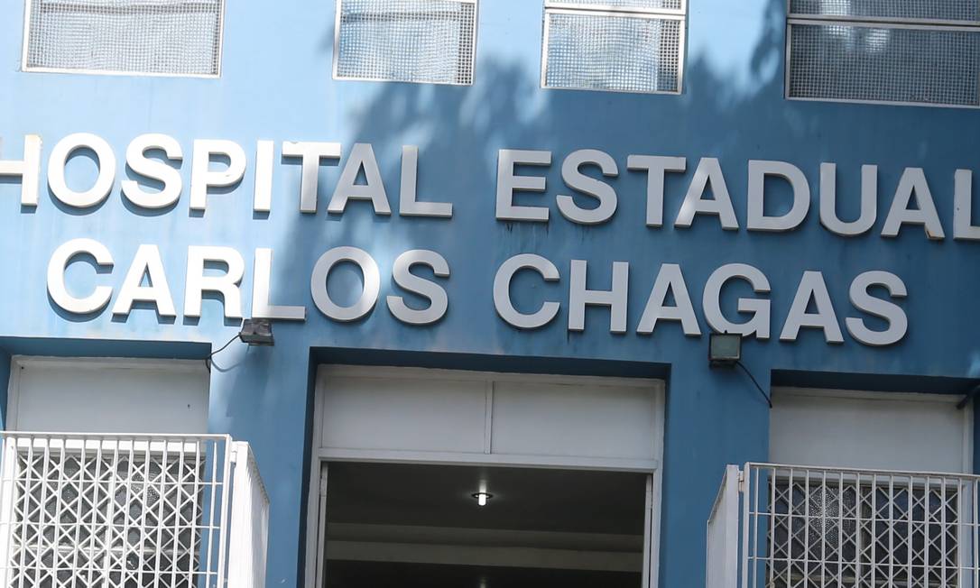 Agentes e o terceiro homem foram levados para o Hospital estadual Carlos Chagas Foto: Fabiano Rocha / Agência O Globo - 05/01/2016