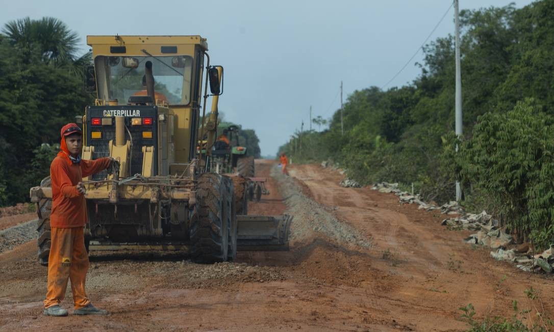 Trabalhadores que fazem manutenção de alguns trechos da BR-319 Foto: Gabriel Monteiro / Agência O Globo