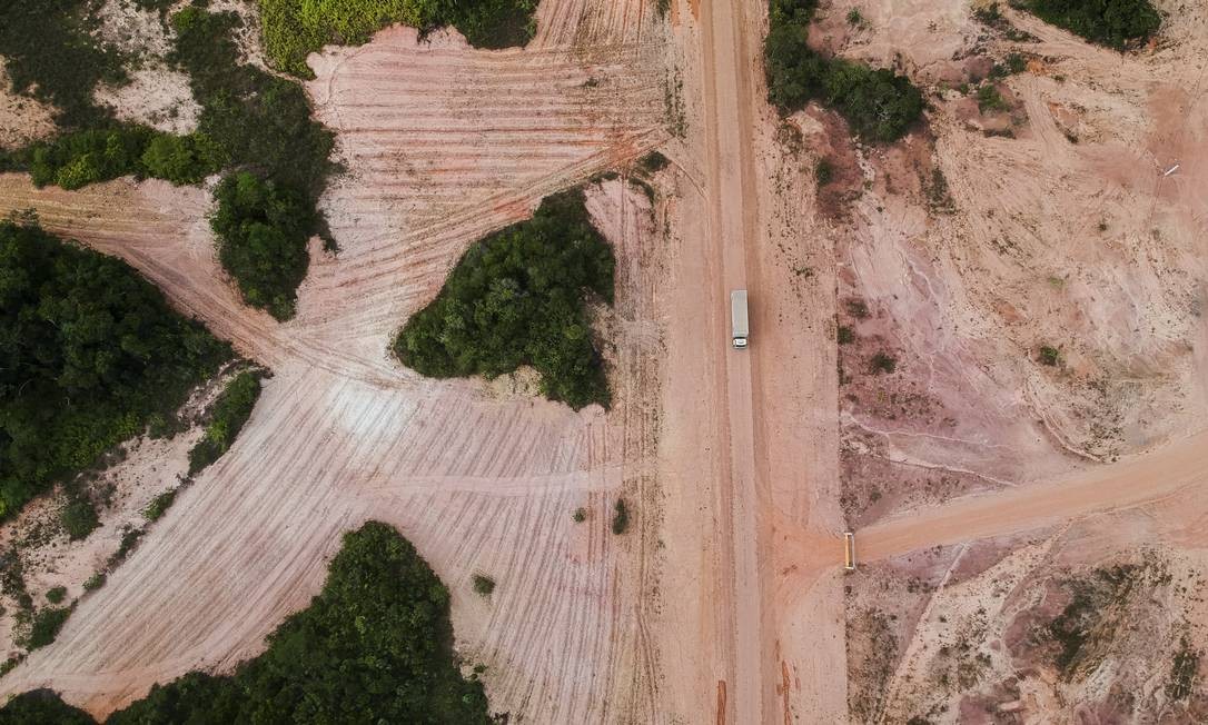 Desmatamento a beira da estrada BR-319, no Amazonas Foto: Gabriel Monteiro / Agência O Globo