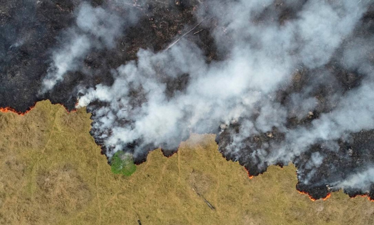 Vista aérea mostra um terreno da floresta amazônica em chamas em Porto Velho, capital de Rondônia Foto: UESLEI MARCELINO / REUTERS / 24/8/2019