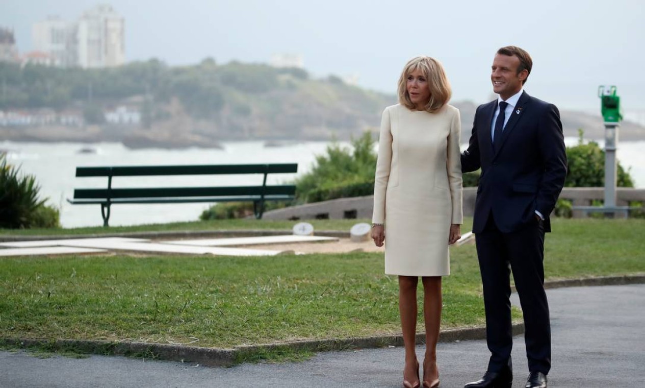 O presidente francês Emmanuel Macron e sua esposa, Brigitte Macron, recebem líderes mundiais na cúpula do G7, em Biarritz, França. Comentário feito no Facebook pelo presidente Jair Bolsonaro, na sexta-feira (23), endossa a postagem de um internauta que zombava da primeira-dama francesa, Brigitte, 24 anos mais velha que o chefe de Estado francês Foto: CHRISTIAN HARTMANN / REUTERS / 24/08/2019