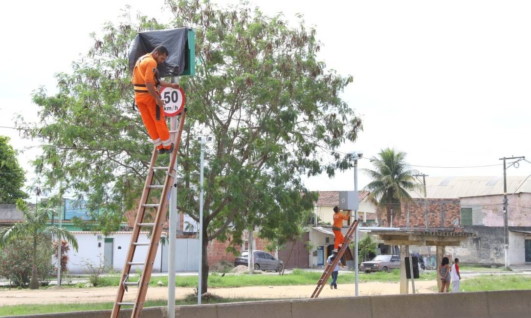 Agentes do DER-RJ desativaram 15 radares entre terça e quarta-feira Foto: Gabriel Esteves / DER-RJ / Divulgação