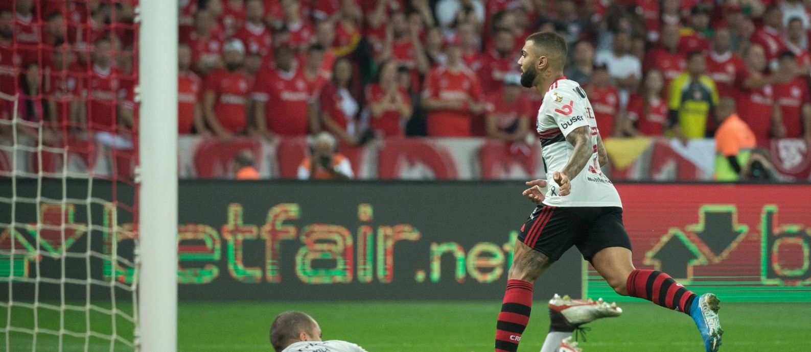 Gabigol corre para comemorar o gol do empate do Flamengo contra o Inter no Beira-Rio Foto: Alexandre Vidal