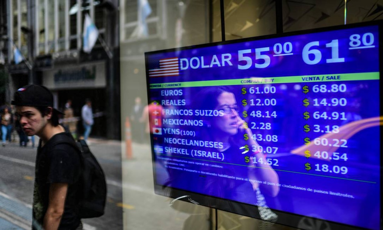 Desvalorização: casa de câmbio mostra os valores para troca de moeda argentina (peso), em agosto de 2019. Nos últimos três anos, o valor do dólar triplicou Foto: RONALDO SCHEMIDT / AFP