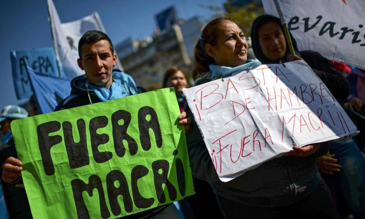 Manifestantes marcham ao longo da avenida 9 de Julio contra as políticas econômicas do governo do presidente argentino Mauricio Macri - 22/08/2019 Foto: RONALDO SCHEMIDT / AFP