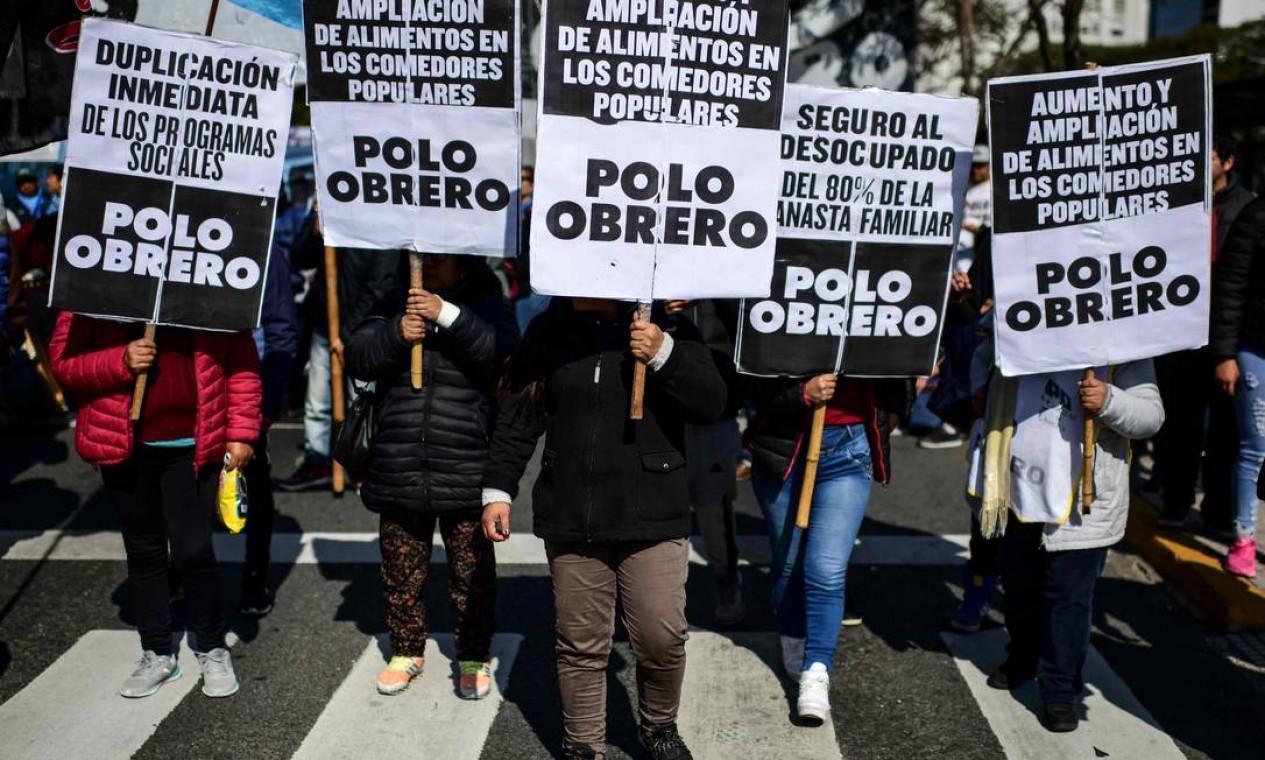 Protesto foi convocado por organizações sociais, em Buenos Aires Foto: RONALDO SCHEMIDT / AFP