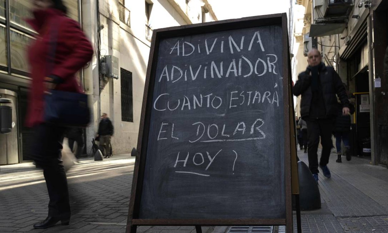 A preocupação com a desvalorização da moeda argentina (peso) no Centro financeiro de Buenos Aires Foto: JUAN MABROMATA / AFP