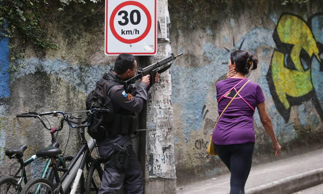 Policial participa de operação no acesso ao Morro Chapéu Mangueira, no Leme, no Rio. 6-12-2018 Foto: Márcio Alves / Agência O Globo