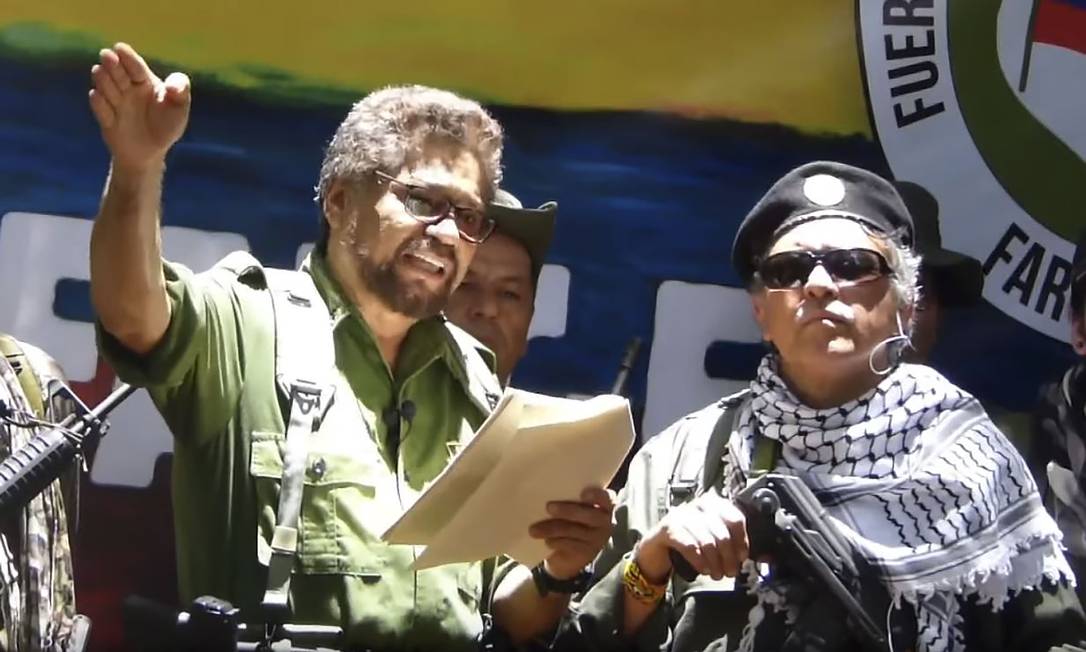 
Imagem de vídeo no YouTube divulgado nesta quinta mostra o ex-número 2 das Farc, Ivan Márquez (esquerda) e o colega rebelde Jesus Santrich (direita) anunciando a volta às armas em razão do que chamou de ‘traição’ do Estado colombiano ao acordo de paz de 2016
Foto:
PEDRO UGARTE/AFP
