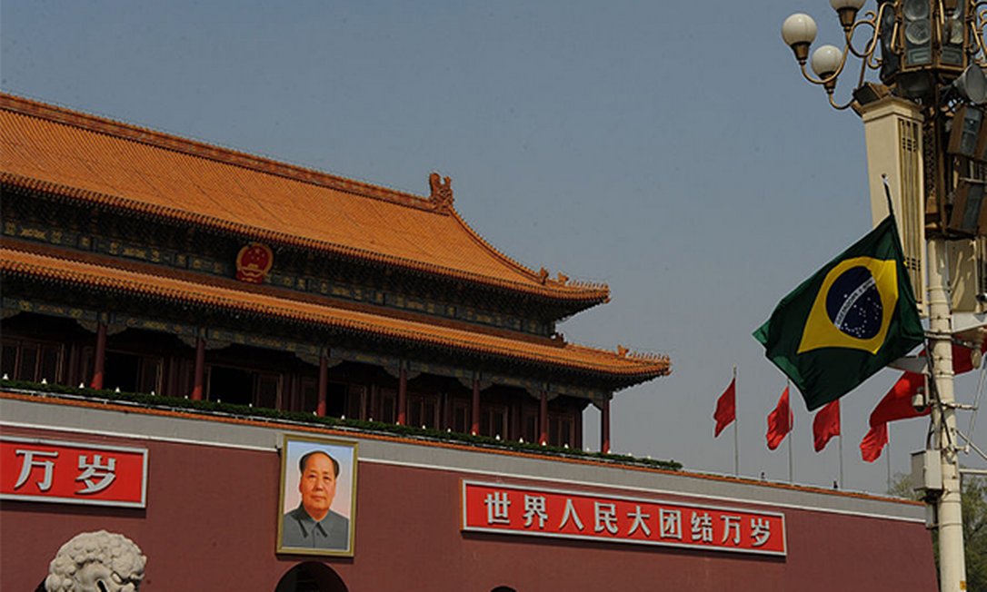 Bandeira do Brasil na Praça da Paz Celestial, em Pequim Foto: Visual China / Getty Images