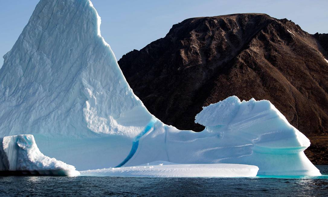 Iceberg perto da ilha de Kulusuk, na costa sudeste da Groenlândia. Aquecimento global causado pelas atividades humanas terá consequências dramáticas para os oceanos e a criosfera, que inclui gelo marinho, geleiras, calotas polares e permafrost (tipo de solo encontrado na região do Ártico, constituído por terra, gelo e rochas permanentemente congelados) Foto: JONATHAN NACKSTRAND / AFP