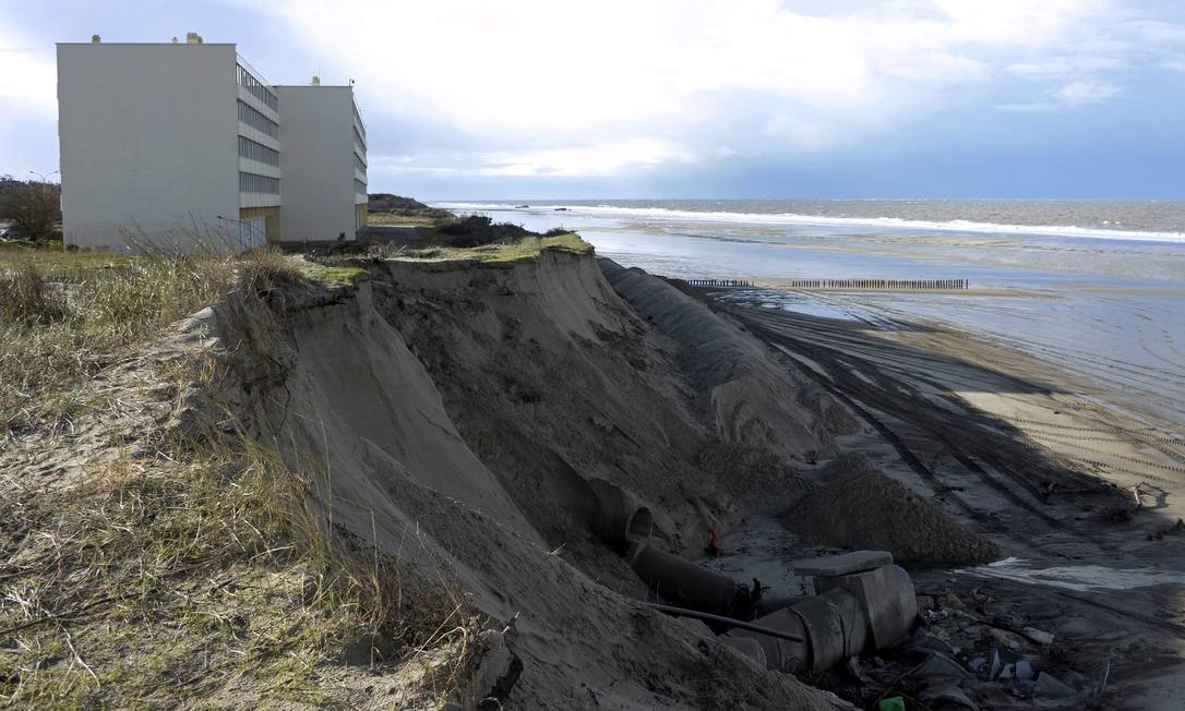 Dunas ao pé do edifício "Le Signal", em Soulac-sur-Mer, sudoeste da França, estão sendo lavadas devido às importantes marés do Atlântico Foto: JEAN-PIERRE MULLER / AFP