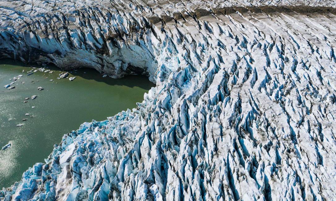 Calotas polares da Antártica e da Groenlândia perderam uma média de 430 bilhões de toneladas por ano desde 2006, tornando-se a principal fonte do aumento do nível do mar
Foto mostra uma a geleira Apusiajik, perto de Kulusuk, na ilha de Sermersooq, na costa sudeste da Groenlândia Foto: JONATHAN NACKSTRAND / AFP